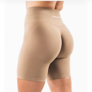 Alphalete chai 6.5” amplify shorts